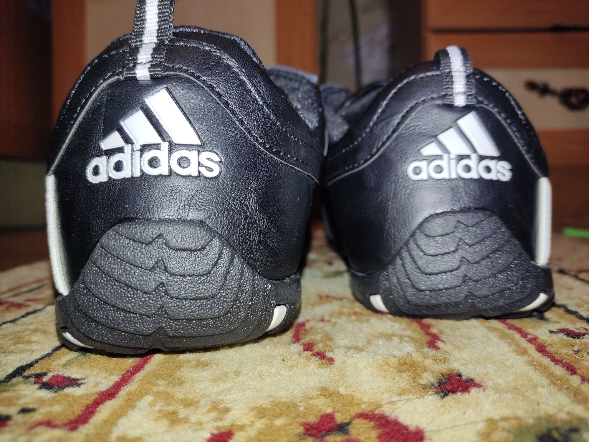 Продам кроссовки Adidas