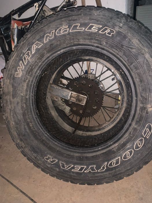 Vând cauciucuri Goodyear Wrangler