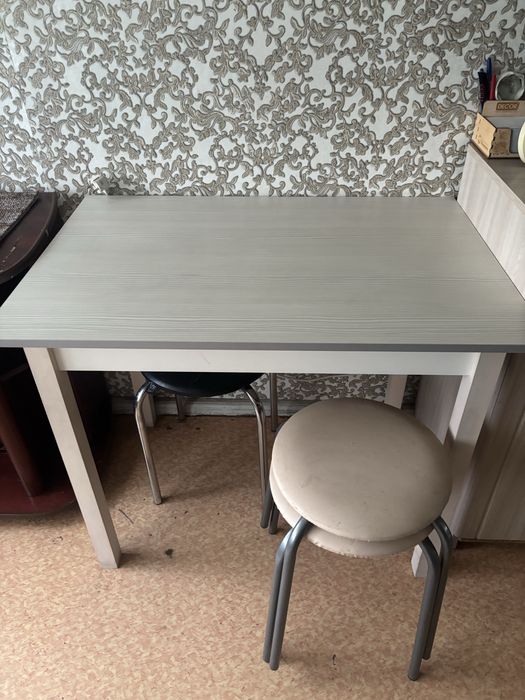 Продам кухонныы стол 90*60