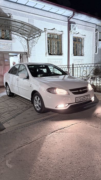 Chevrole Gentra sotiladi. Holati ideal oq rang bez lyuk. ishga uyga ay