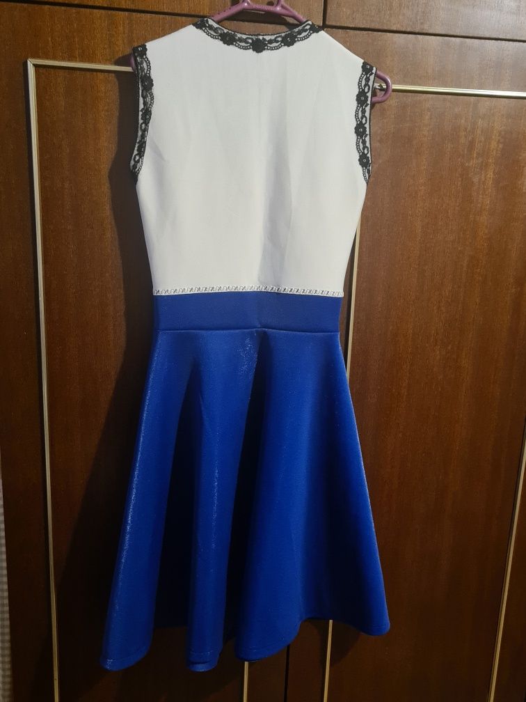 Дамска елегантна рокля в синьо и бяло