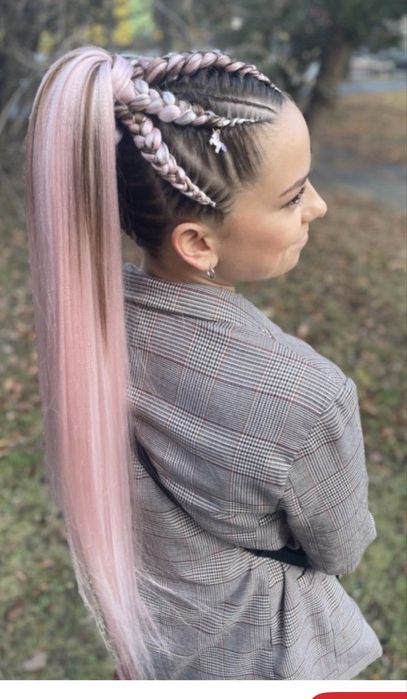 Împletituri afro și codițe colorate – look perfect pentru vară!