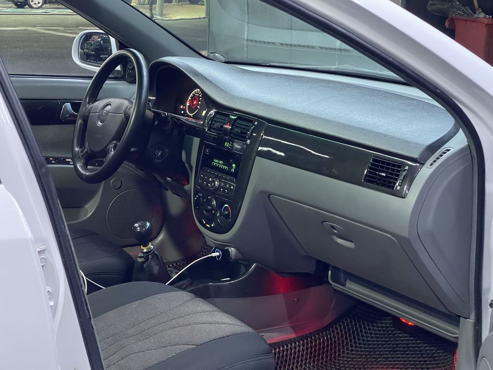 Lacetti 1.8 sotiladi