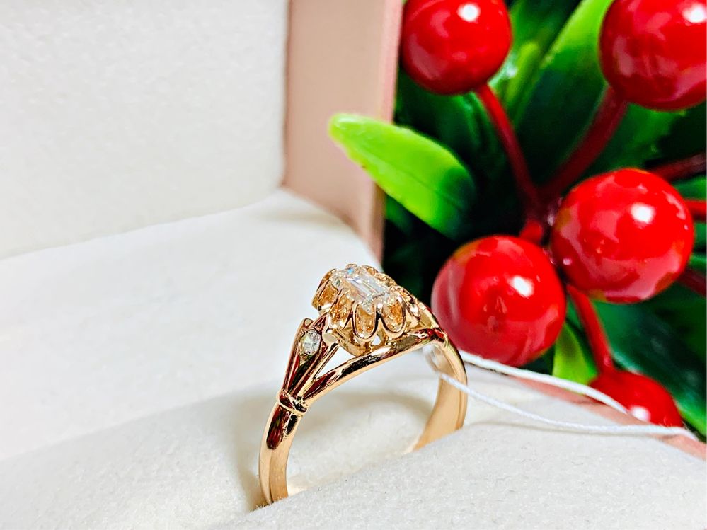 Золотое кольцо с крупным бриллиантом по середине