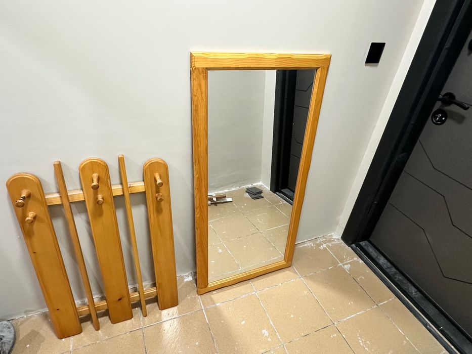 Огледало, дървена маса и закачалка от естествено дърво – гр. Пловдив