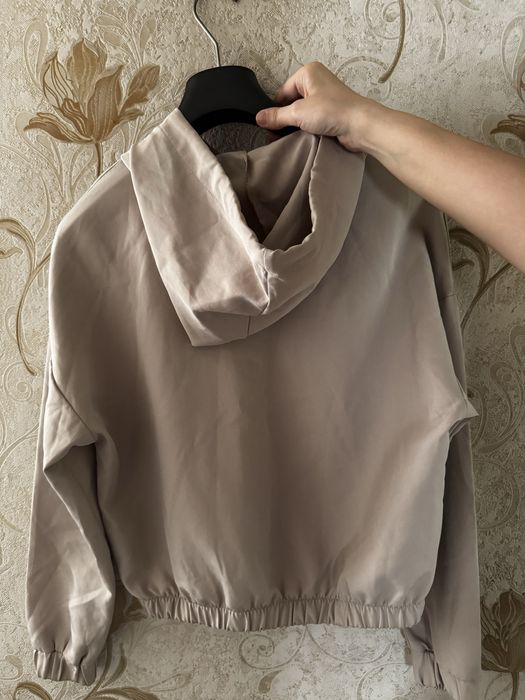 Женские худи бежевого и красного цвета