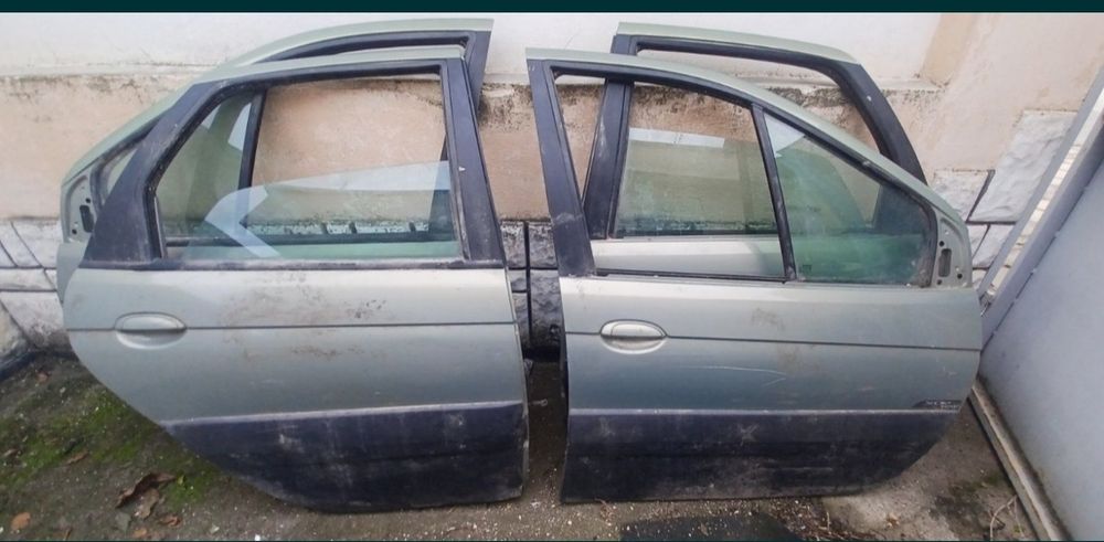 Рено RX 40 на части
Вратите са с прозорци без вътрешните кори