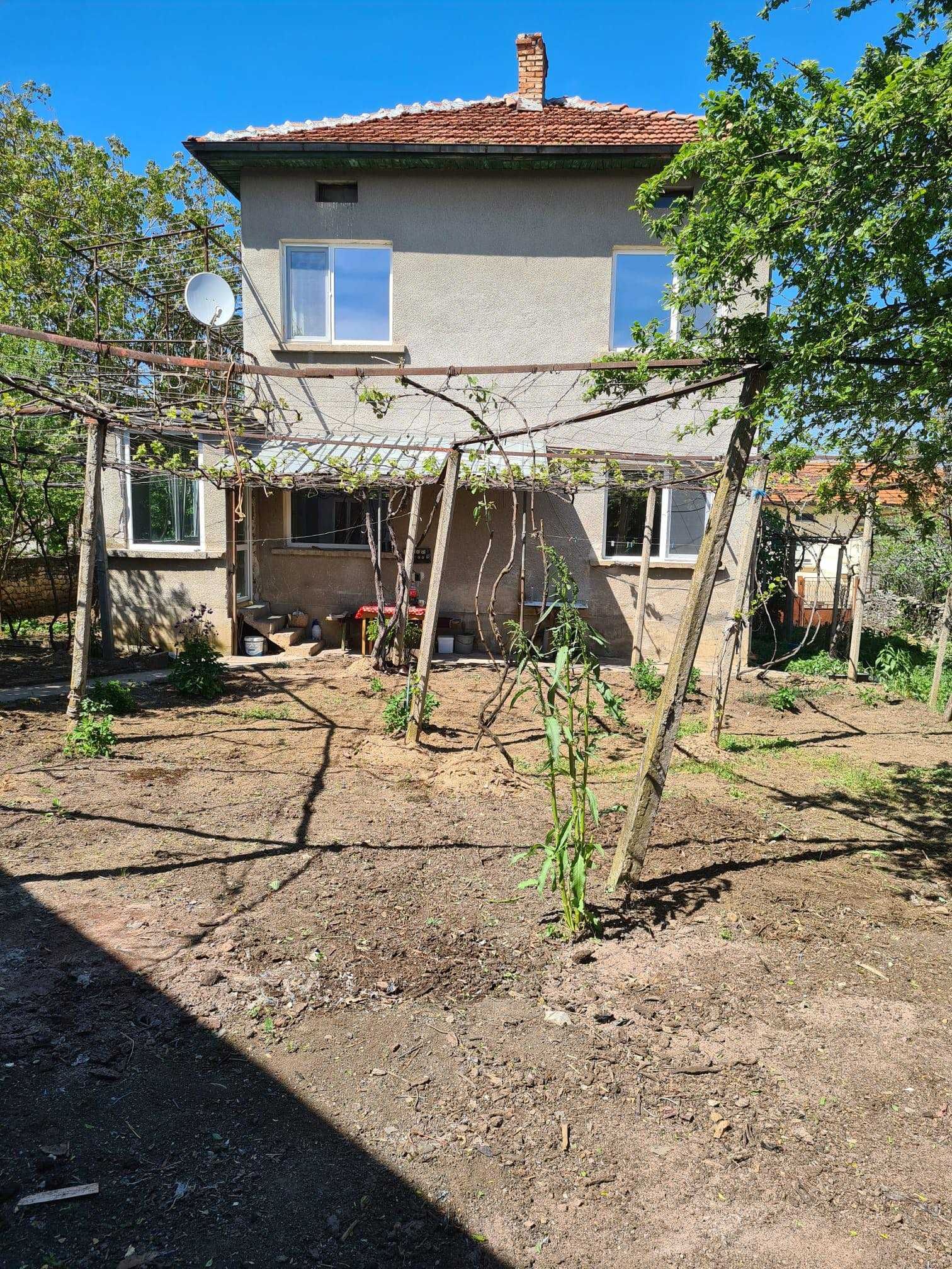 Продавам къща в Луковит, област Ловеч