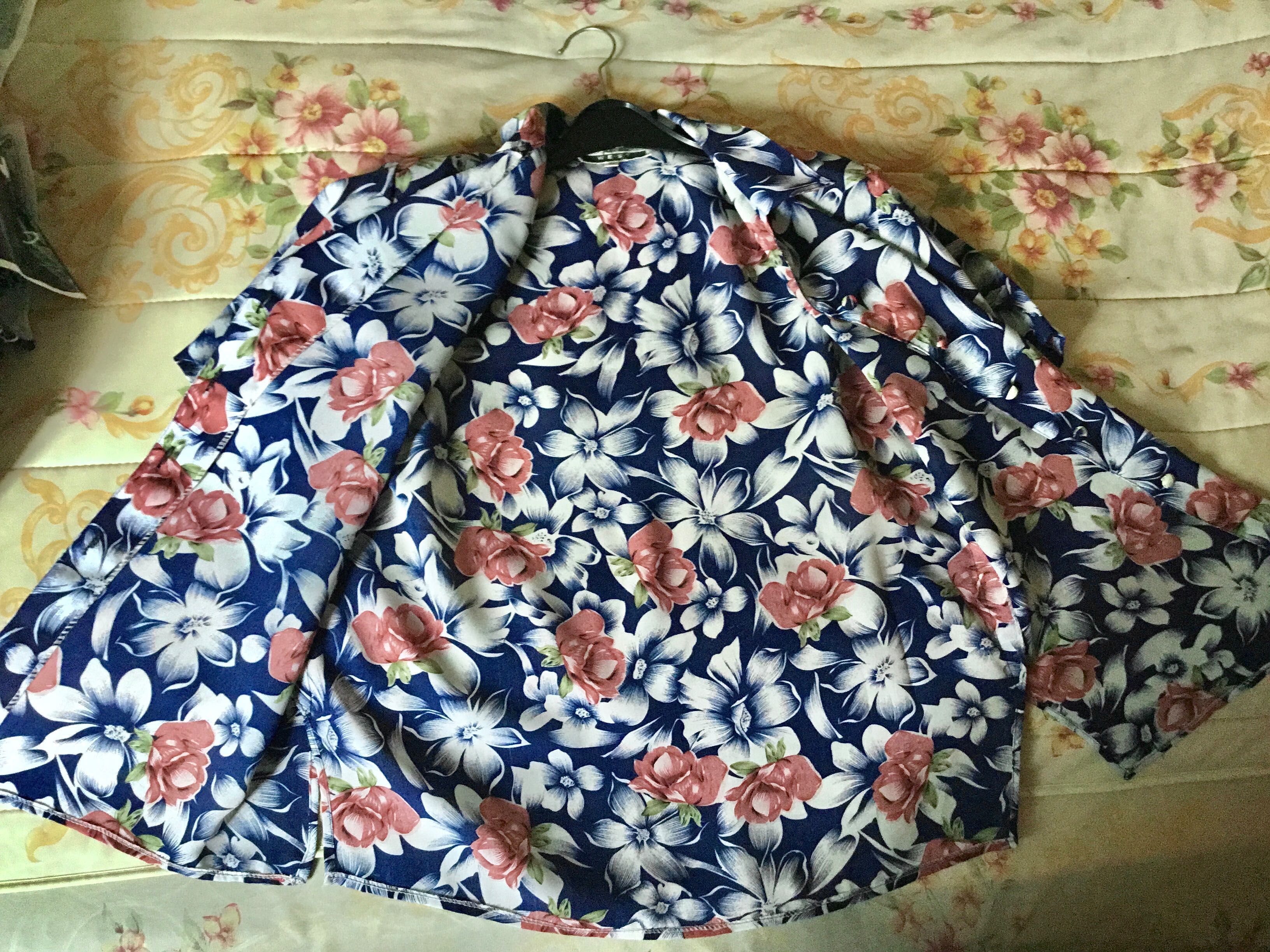 Ефирна риза на цветя с подплънки