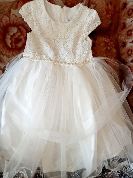 Платье на девочку нарядное, красивое. От 4 лет и выше.