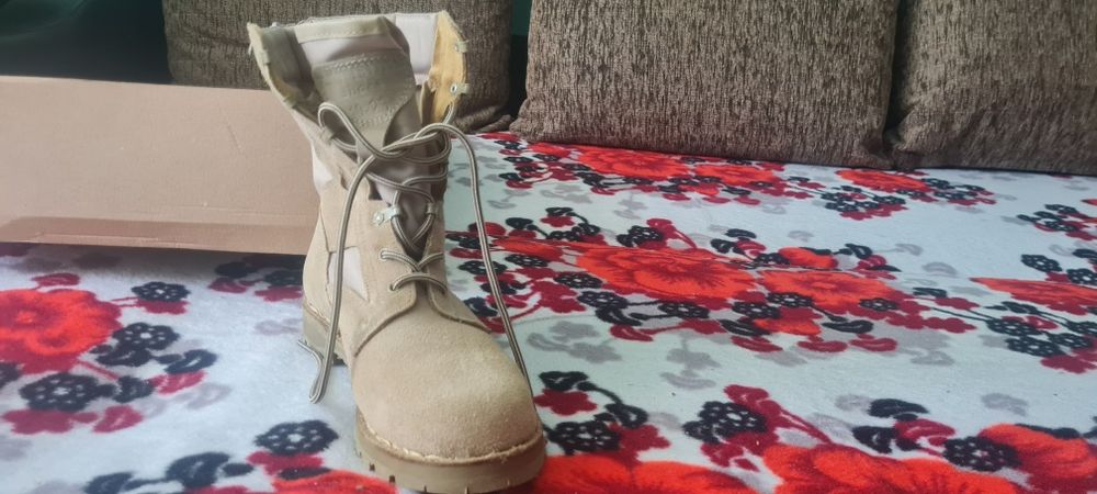 Vând bocanci de vara