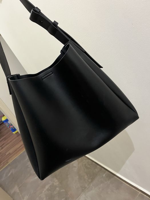 Дамска чанта     .       .        .