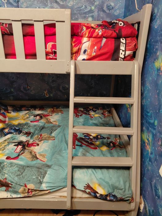 Продам двухярусную кровать из дерева дуба