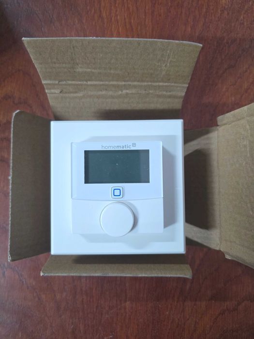 Senzor de temperatură și umiditate Homematic IP cu afișaj