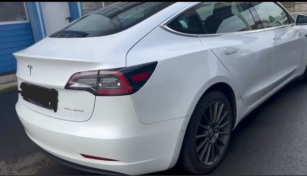 Tesla model 3, doual motor de vanzare