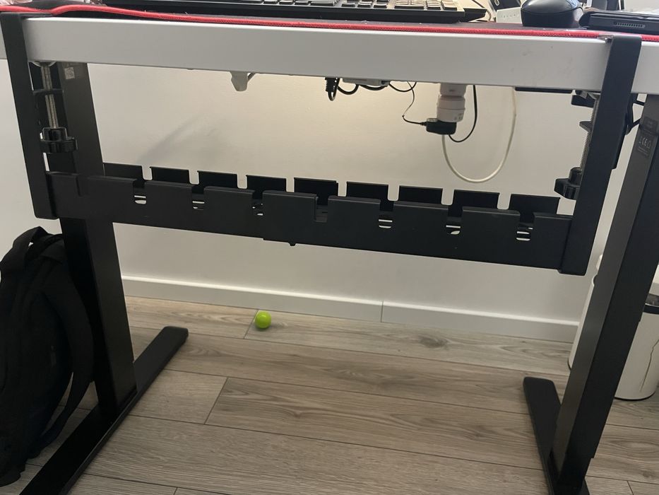 Organizator cabluri birou