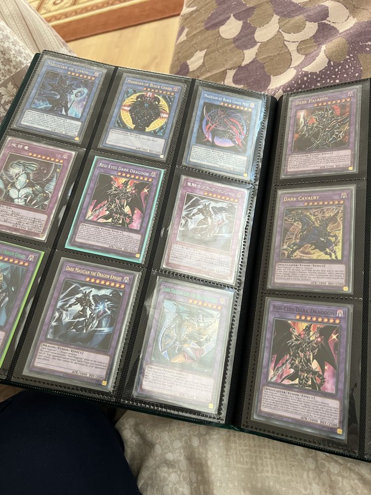 Продавам две папки Ю ги о - Yu-Gi-Oh карти