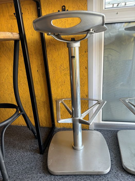 Продаю 10 аллюминиевых тяжелых барных стульев