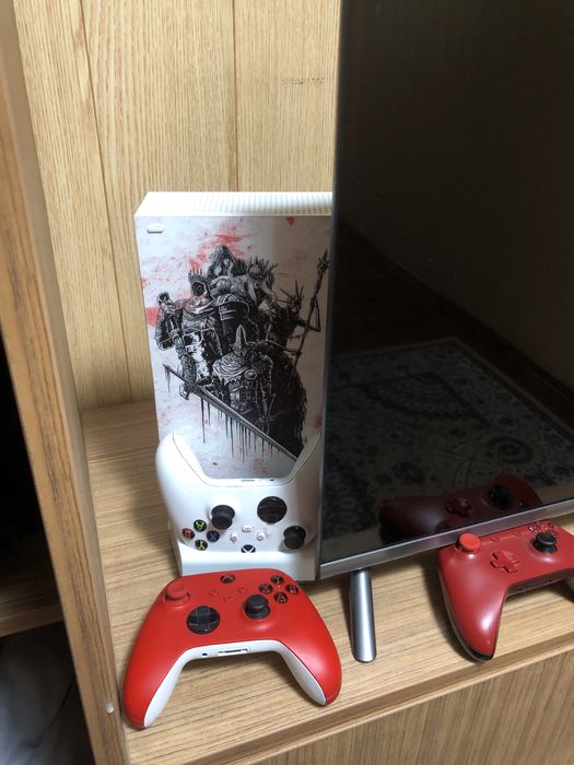 Xbox series s, 3 геймпада, подставка с аккомуляторами