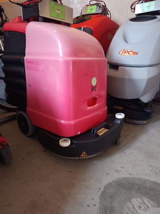 Акумулаторна подопочистваща машина