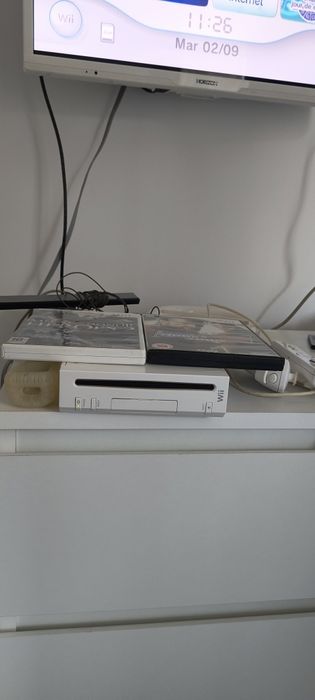 Consola Wii cu accesorii si 2 jocuri