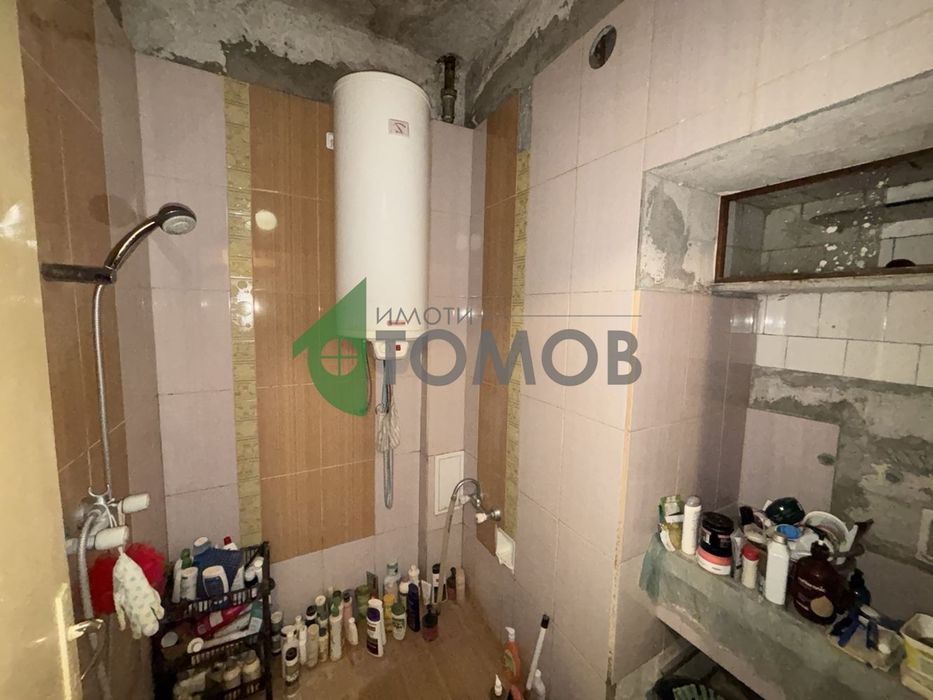 Просторен тристаен апартамент с търговско помещение в района на Центъ