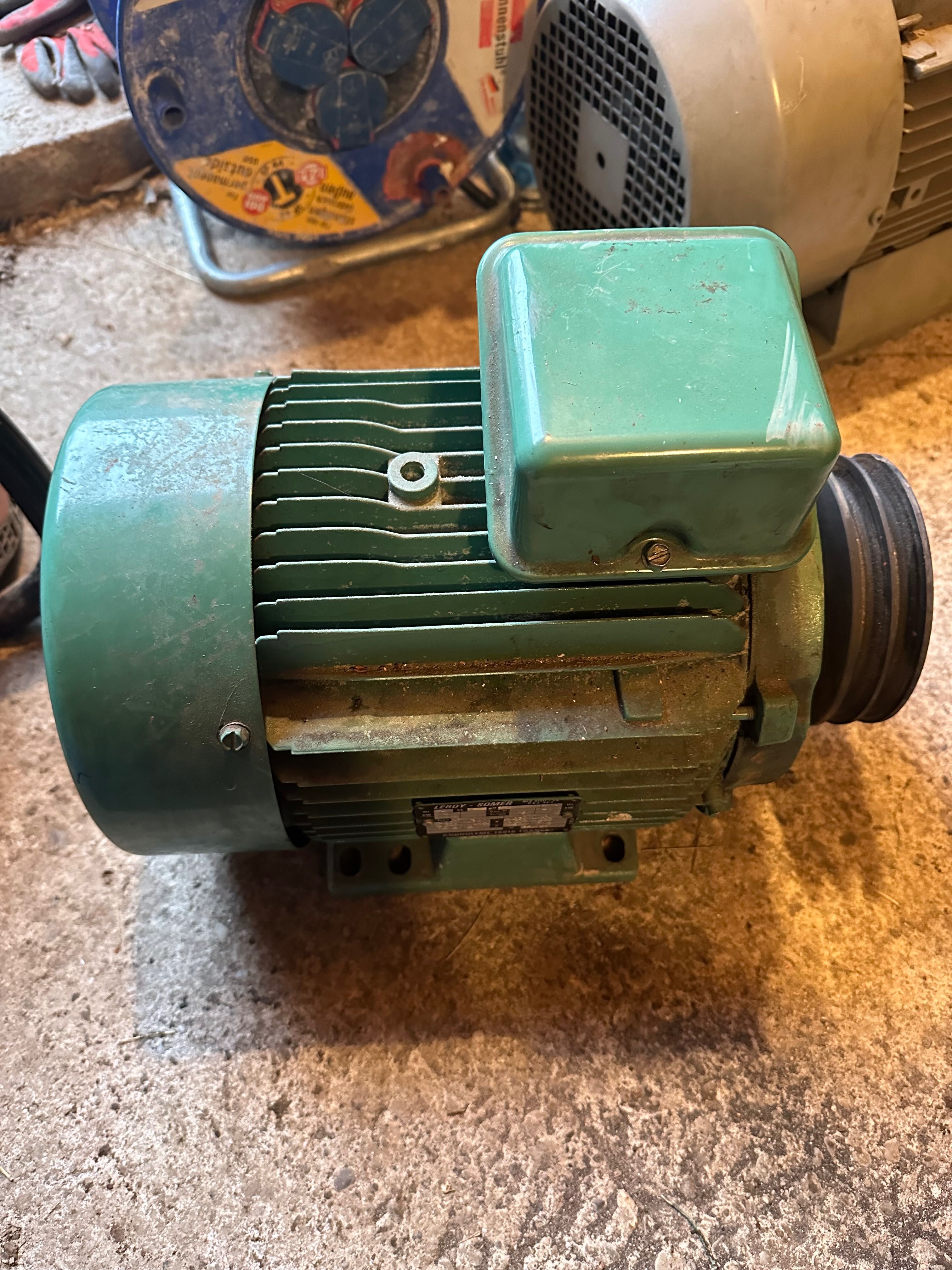 Vând motor electric