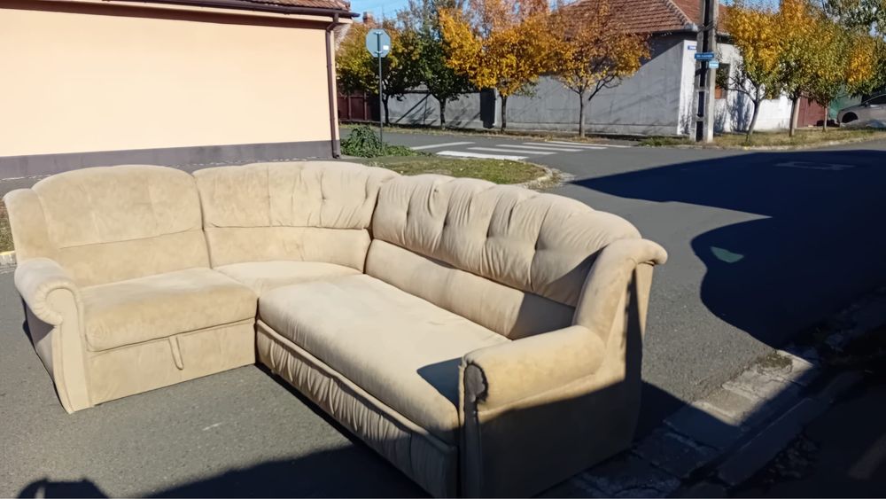 Coltar extensibil cu loc pentru haine