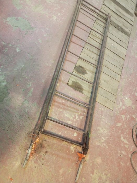 Продам лестницу железную.