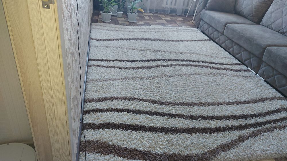 Продам ковёр травка 2×3