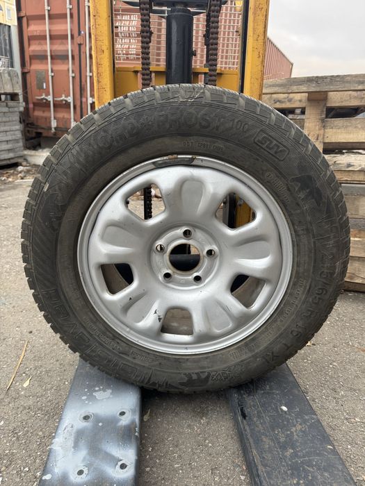 Шины зимние шипованные Gislaved 215/65 R16, с дисками (Германия)