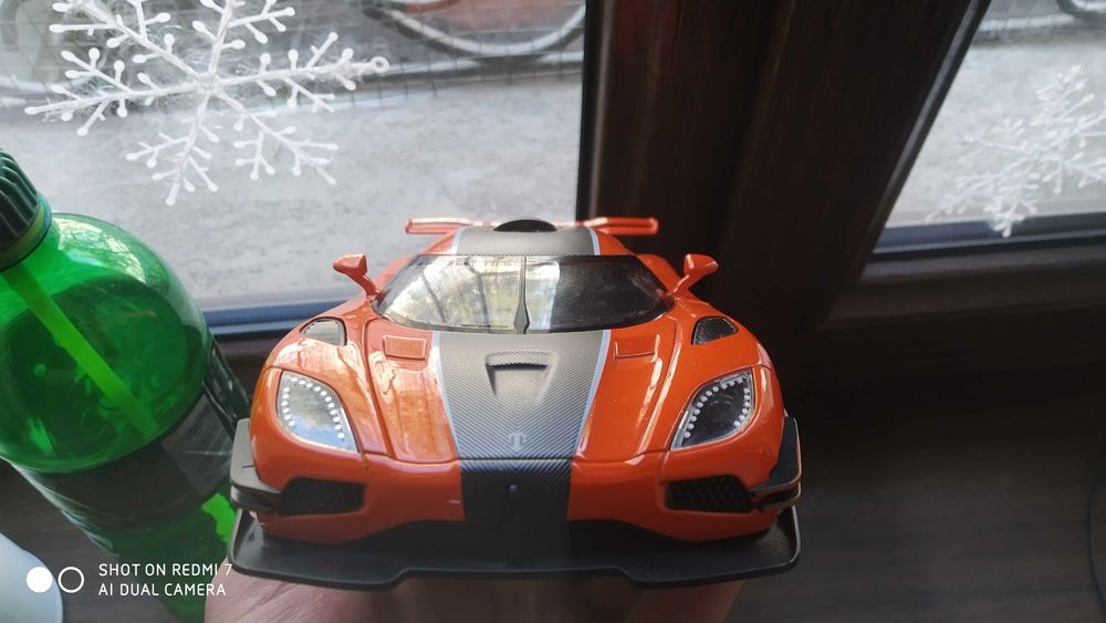 Машинка игрушка.