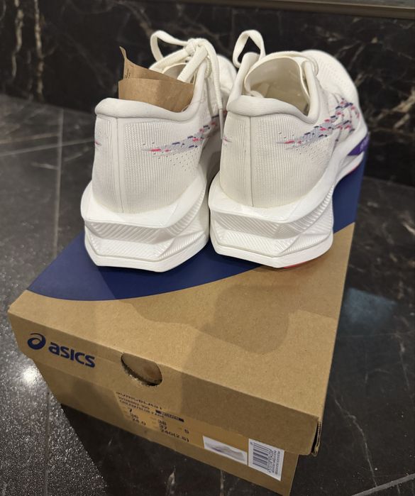 Дамски маратонки Asics- с етикет