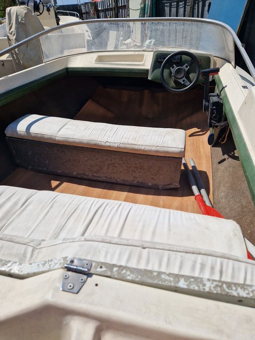 Моторна лодка с двигател и колесар