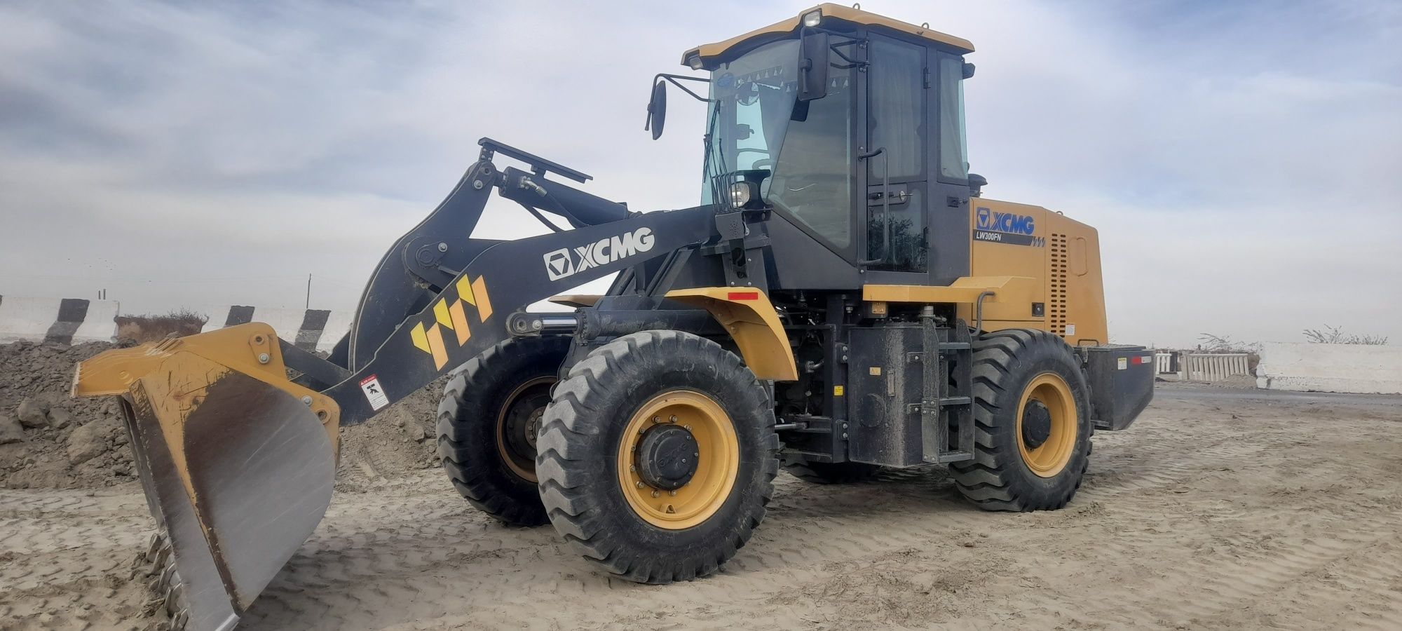 XCMG300FN JOSTIK sotiladi