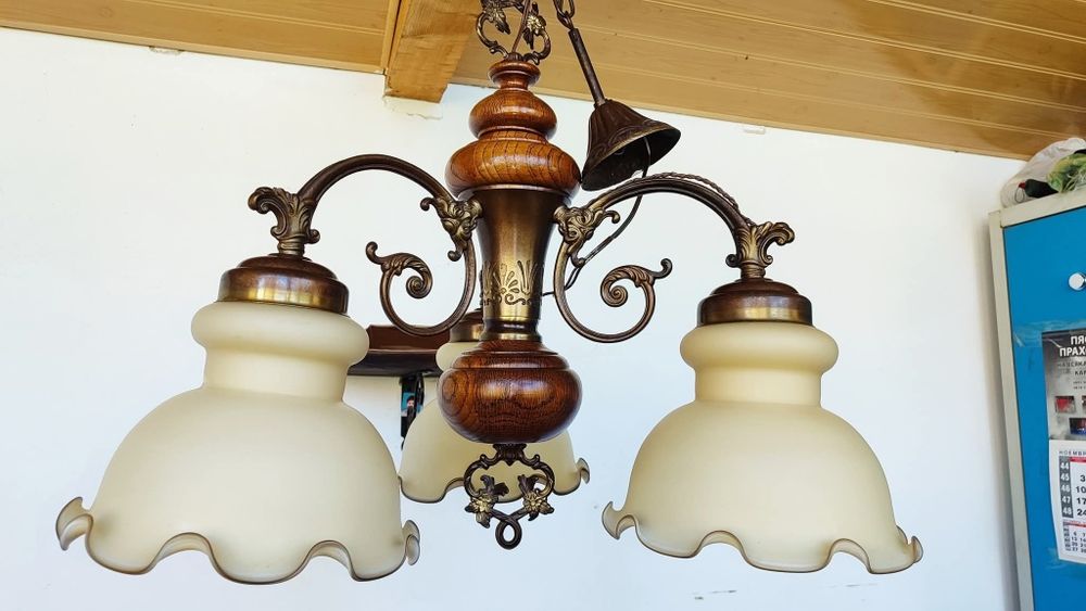 Уникален масивен месингов полилей съчетание с дъб и матови стъкленици