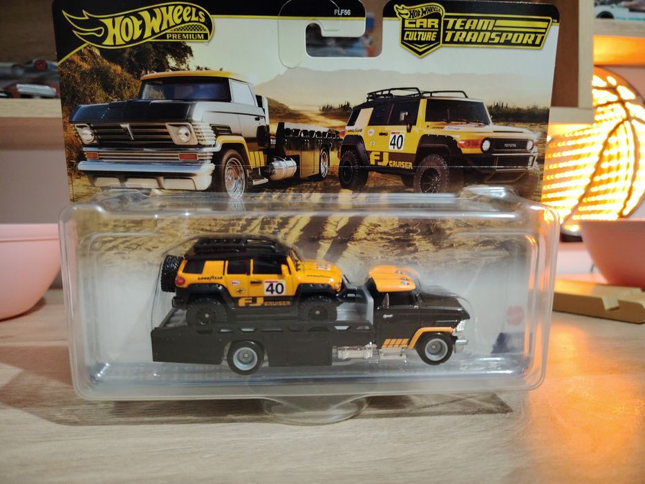 Vând mașinuța hotwheels premium team transport