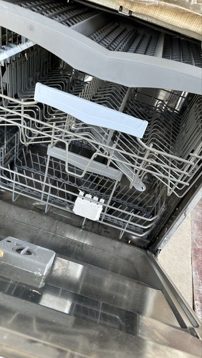 Продам встраиваемую посудомоечную машину Smeg на запчасти
