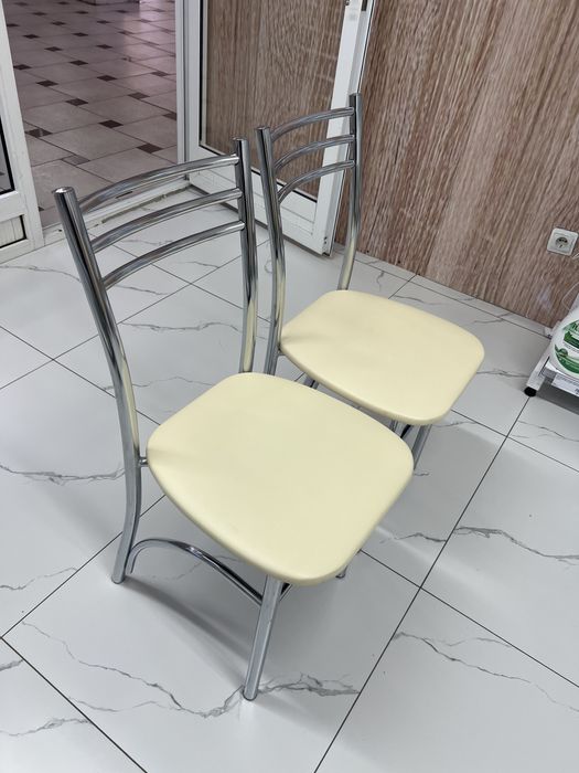 Стол и стулья кухонные