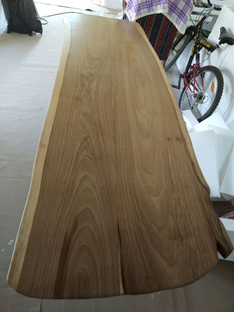 Masa din lemn de nuc