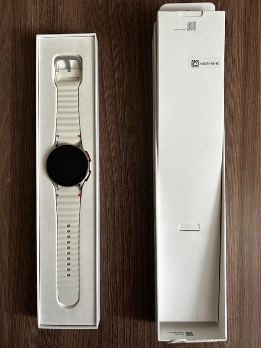 Продам новые часы samsung galaxy watch 7 в оригенале.