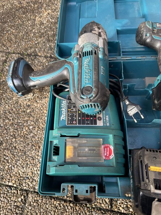 Vand set Makita 18v  stare f buna cu doua bateri.
