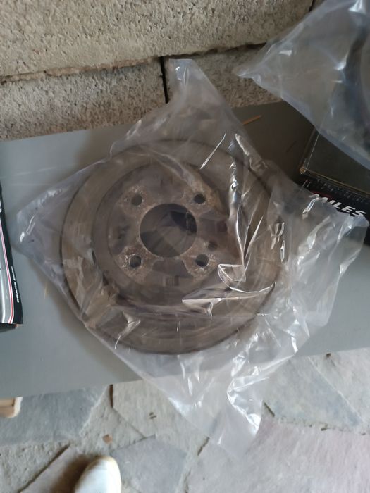 Продам диски тормозные кио рио.