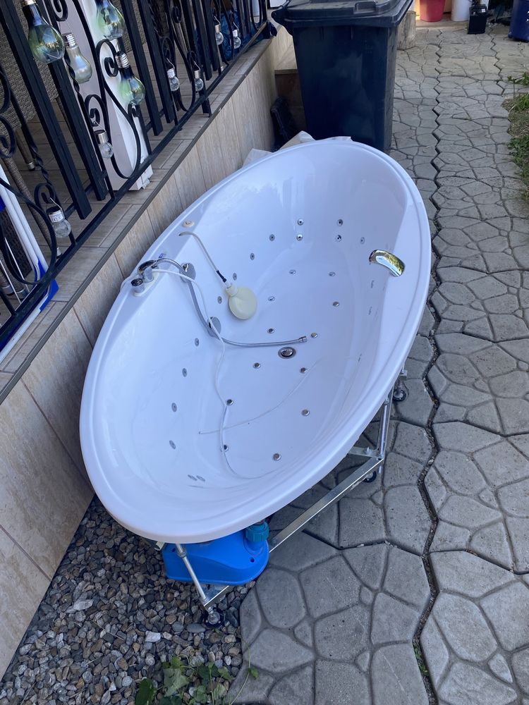 Cadă tip jacuzzi cu hidro-masaj