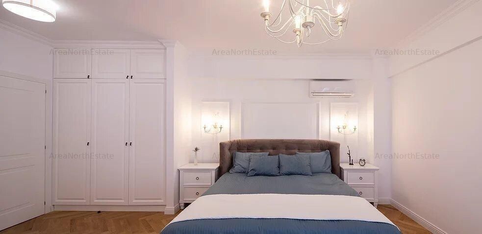 Vand mobilier neoclasic alb, lemn masiv