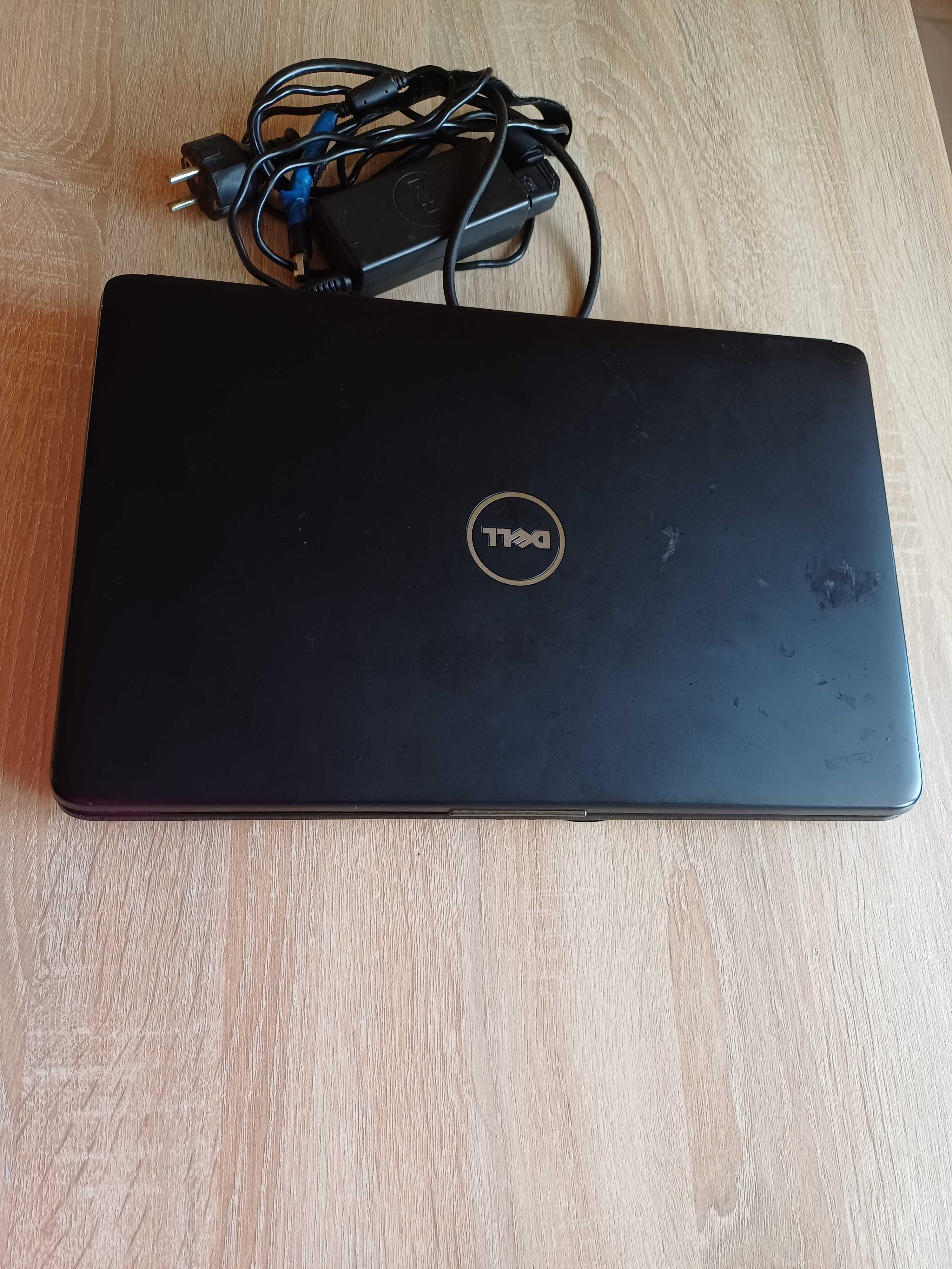 Лаптоп Dell със зарядно