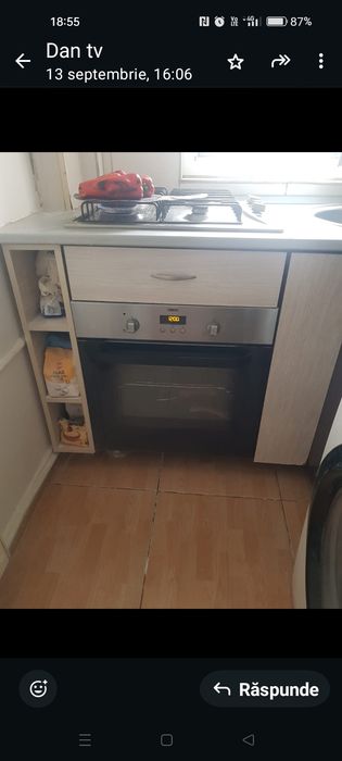 Aragaz electric cu plită pe gaz și un șemineu mare