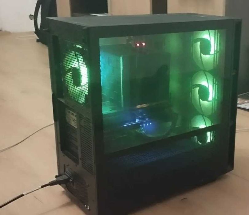 Настолен геймърски компютър с висока производителност