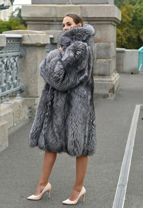 Уникално палто от цели кожи на сребърна лисица-550 лв до края на деня