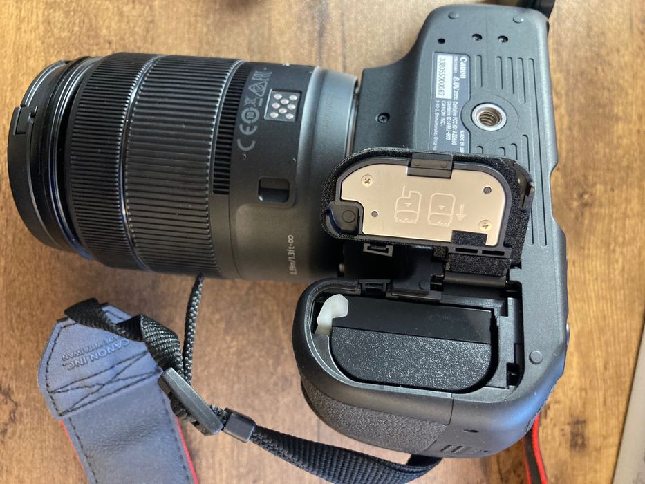 Kit Canon EOS D90 + obiectiv 18 - 135mm USM și încărcător - 200 cadre